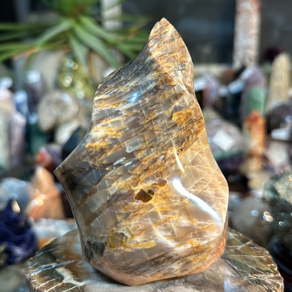 🎄SALE🎄Peach Moonstone Crystal Flame Carving With Flash! - Picture 4 of 12